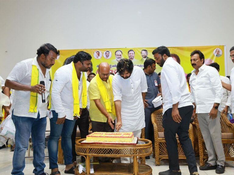 Pawan Kalyan Cuts Chandrababu Naidu‘s Birthday Cake