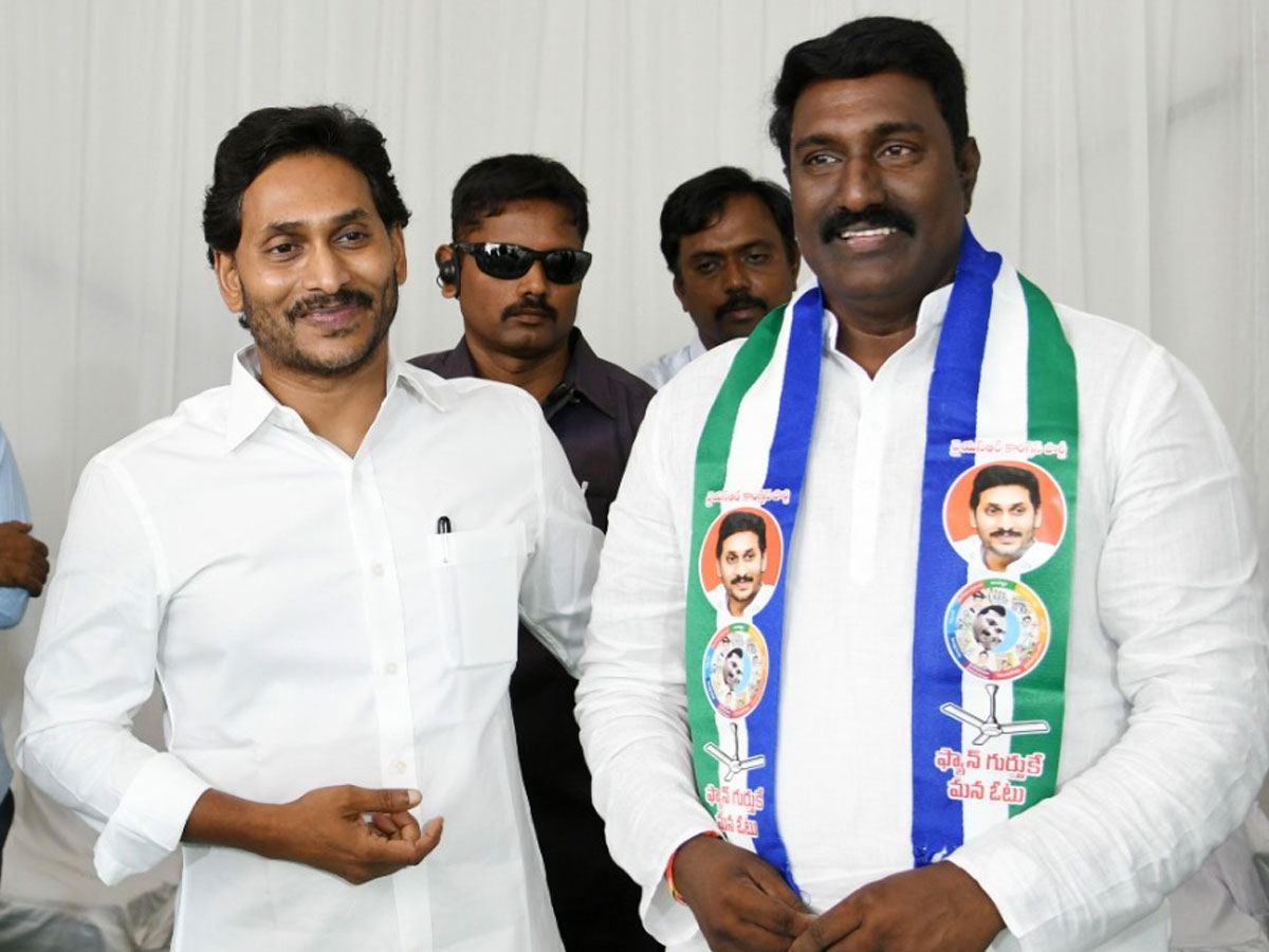 pothina mahesh joins ysrcp party