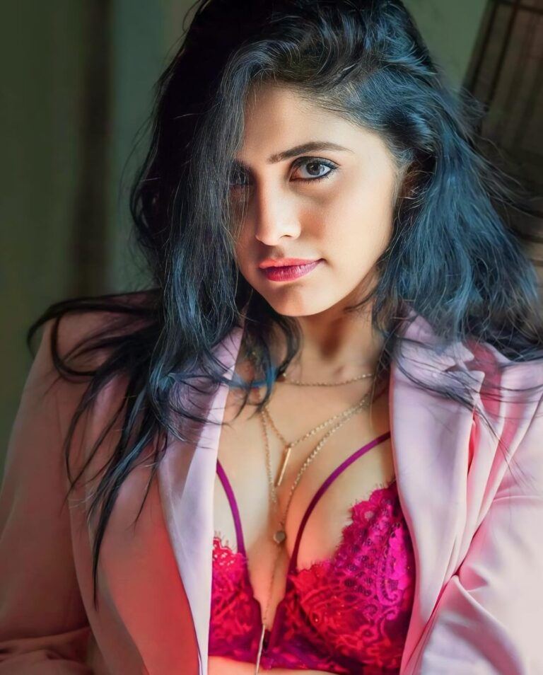 Pic Talk: Pragya Nayan Sinha Kinky Pose in Red Drip!