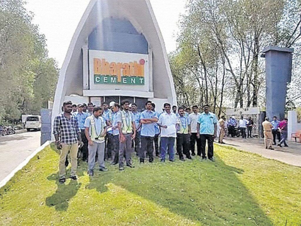 Bharati Cements Employees Protest In Kadapa