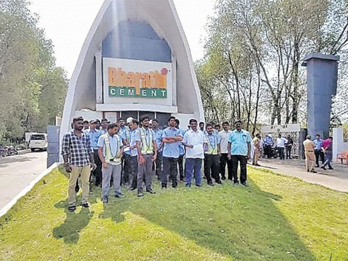 Bharati Cements Employees Protest In Kadapa
