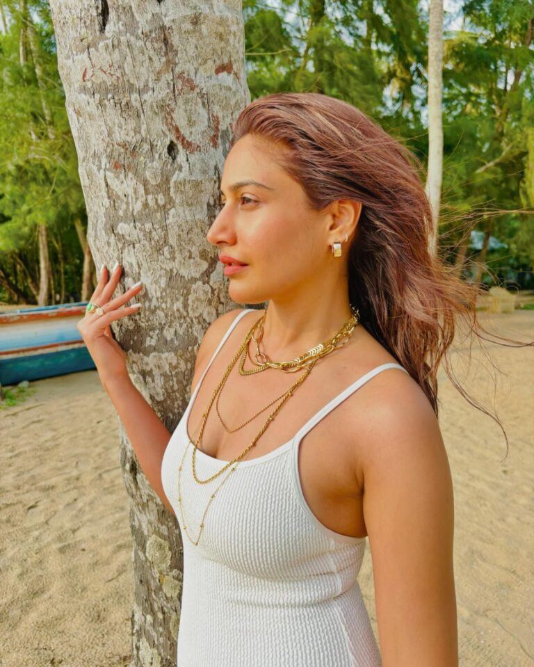 Pic Talk: Surbhi Chandna Sun Kissed on Beach!