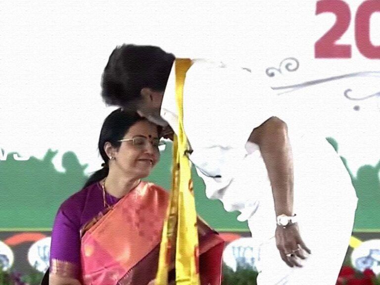 balakrishna-kisses-sister-bhuvaneswari