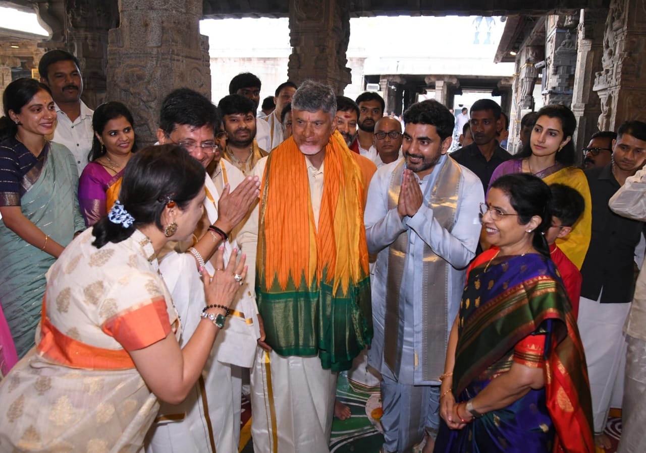 Chandrababu Naidu and Family Visited Tirumala