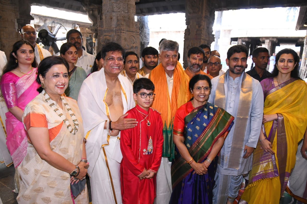 Chandrababu Naidu and Family Visited Tirumala