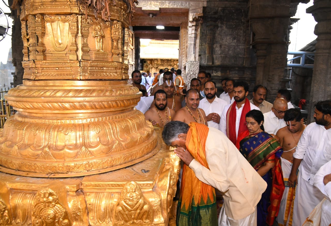 Chandrababu Naidu and Family Visited Tirumala
