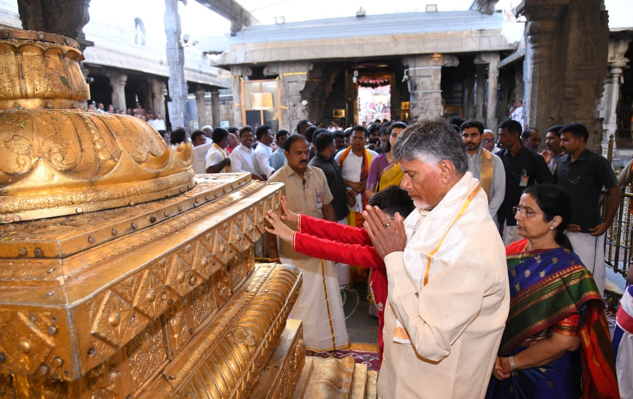 Chandrababu Naidu and Family Visited Tirumala