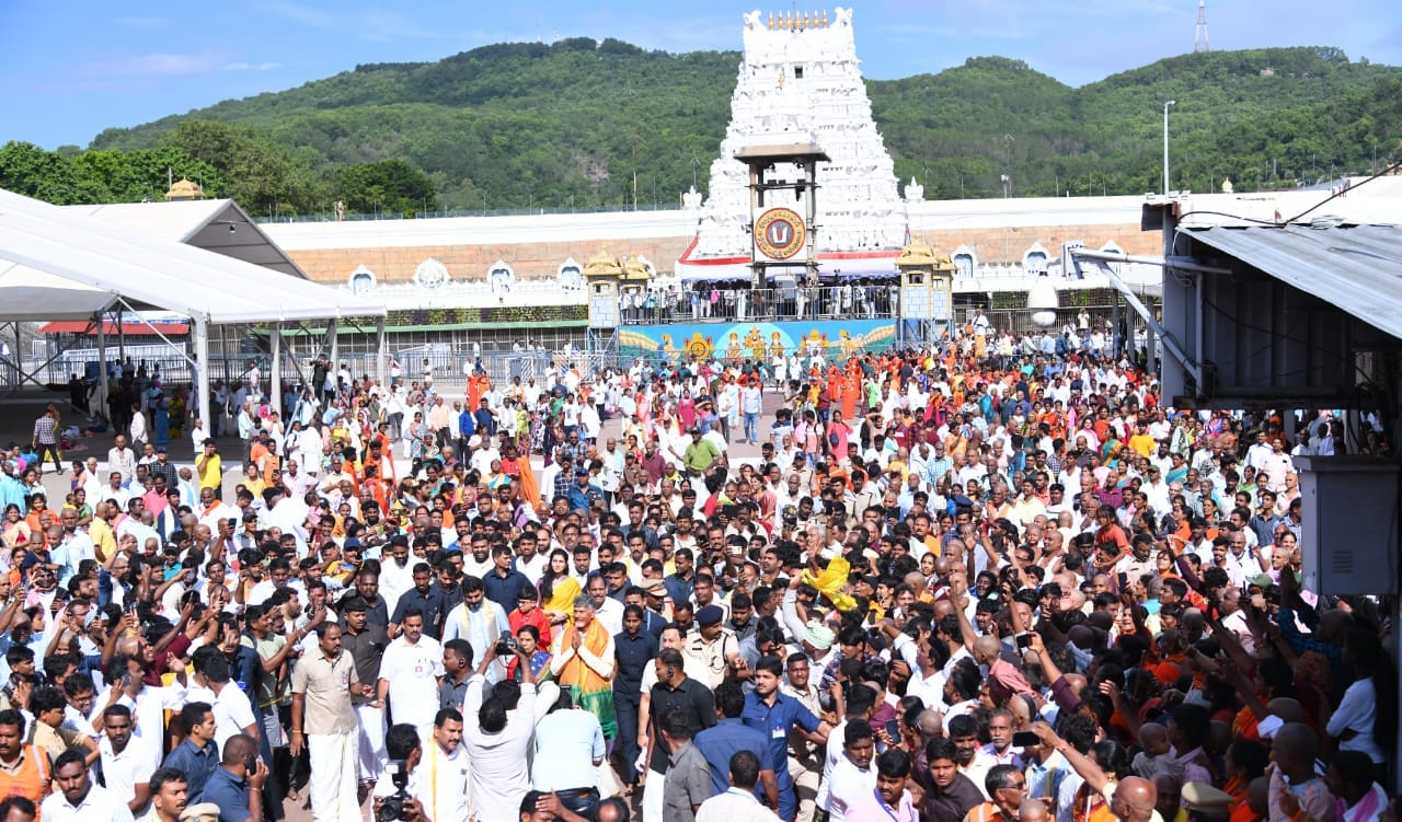 Chandrababu Naidu and Family Visited Tirumala