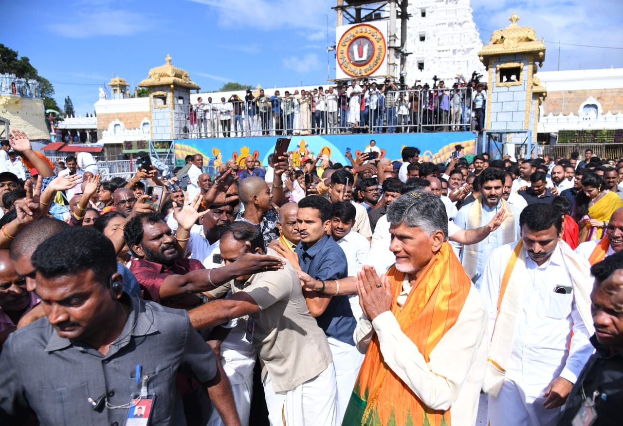 Chandrababu Naidu and Family Visited Tirumala