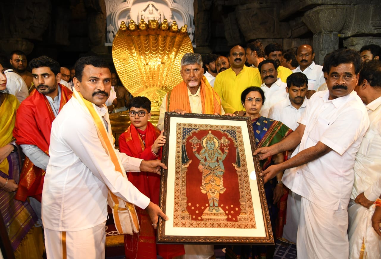 Chandrababu Naidu and Family Visited Tirumala