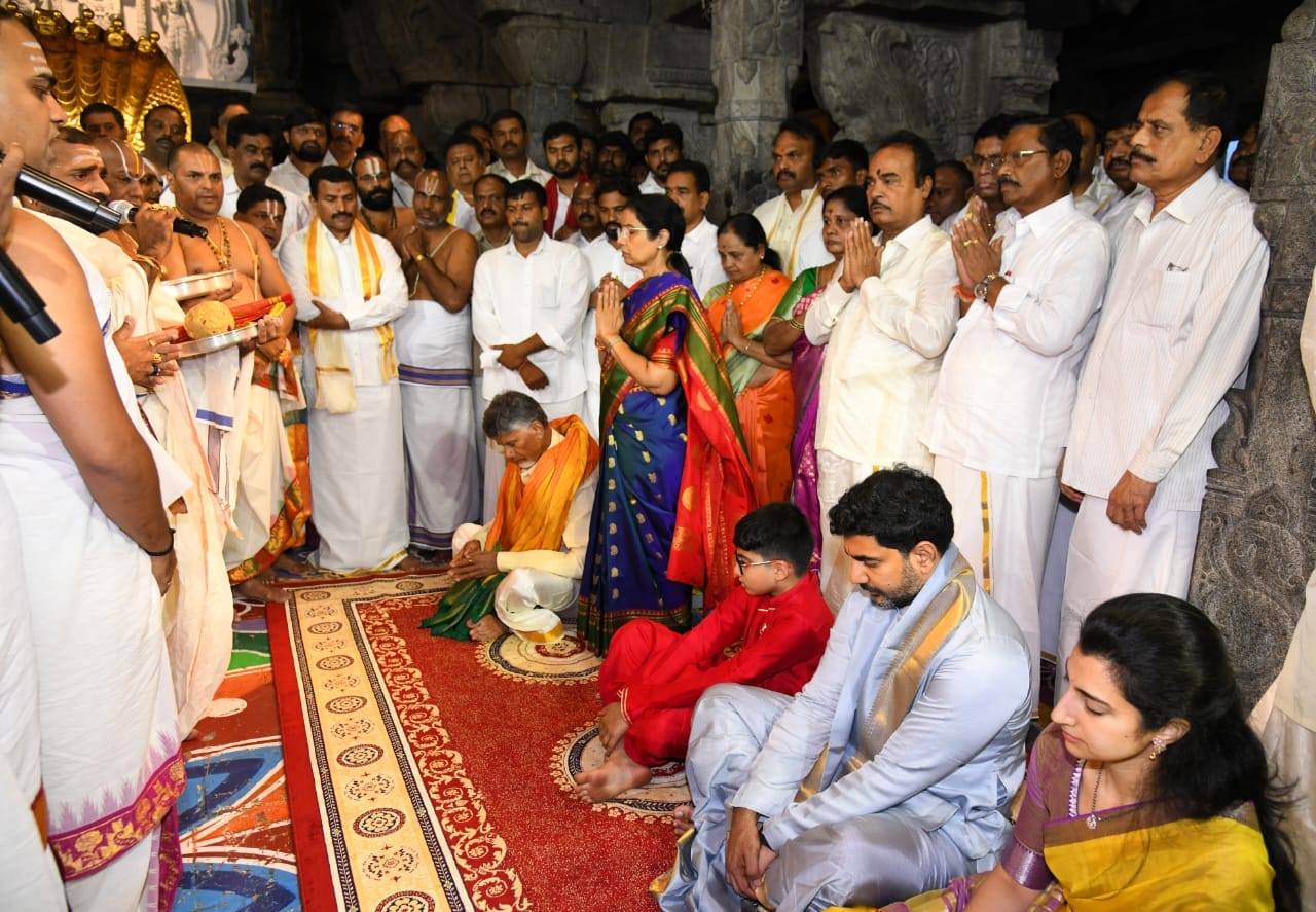 Chandrababu Naidu and Family Visited Tirumala