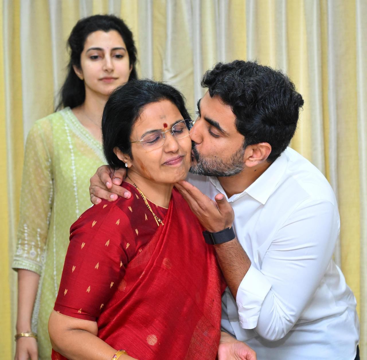 photos-celebrations-at-chandrababu-naidu-home