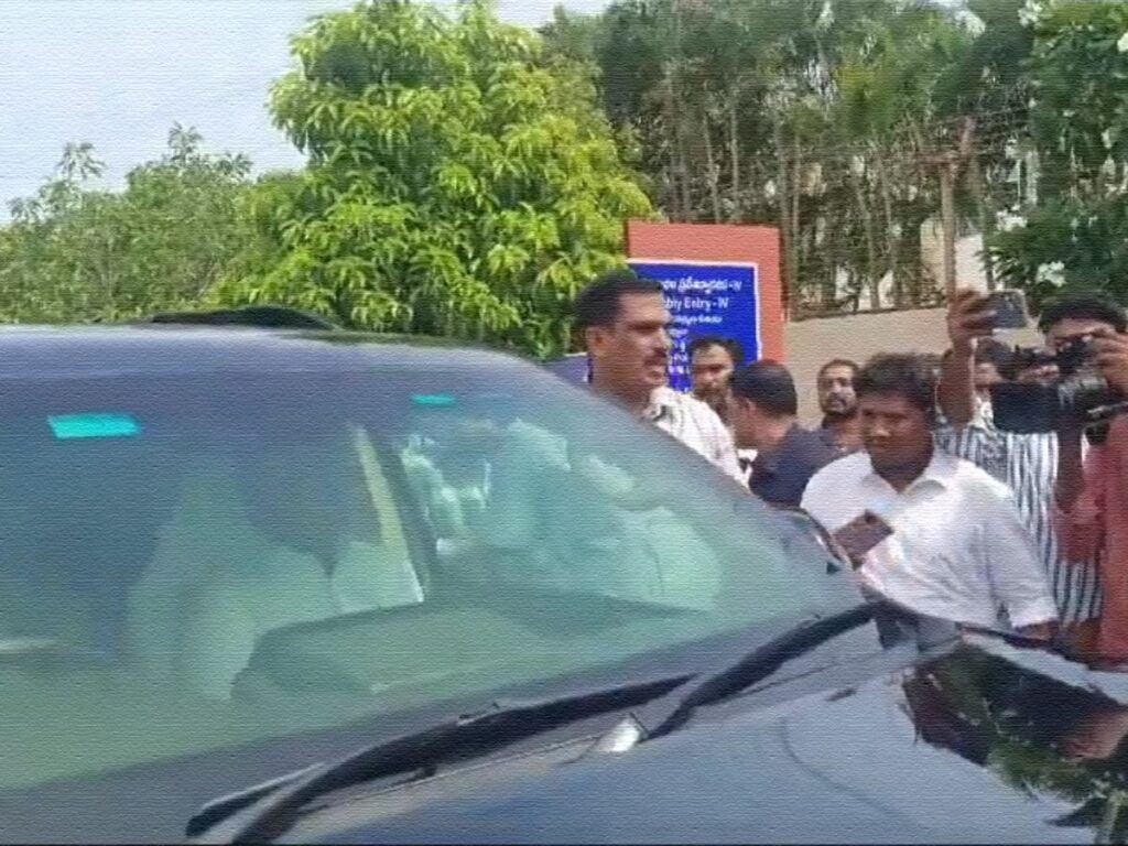 ys-jagan-without-curtains
