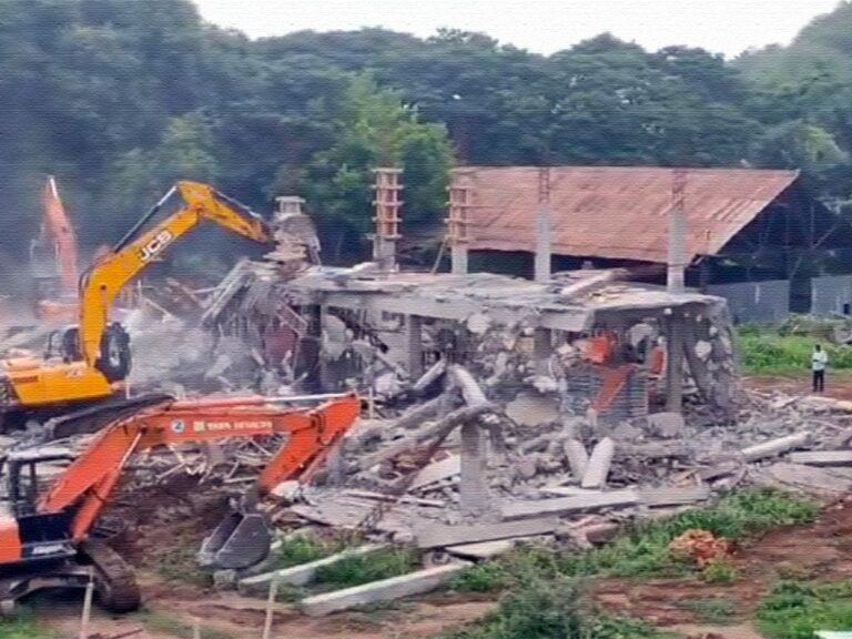YSRCP Tadepalli Building Demolishing