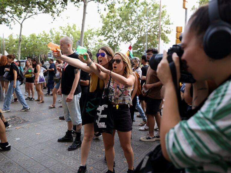 barcelona-tourists-water-guns
