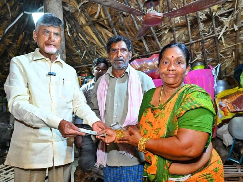 chandrababu-naidu-pension-distribution-at-door-steps