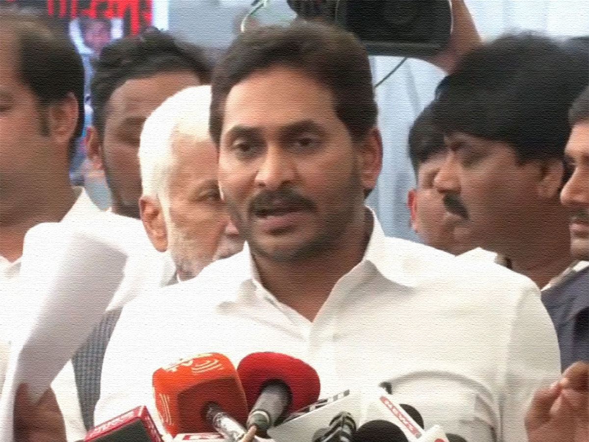 jagan-laughs-at-condolence-and-shouts-at-protest