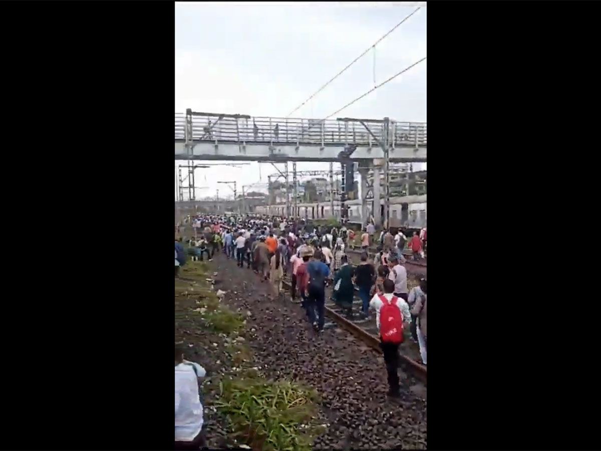 mumbaikars-walking-on-railway-tracks
