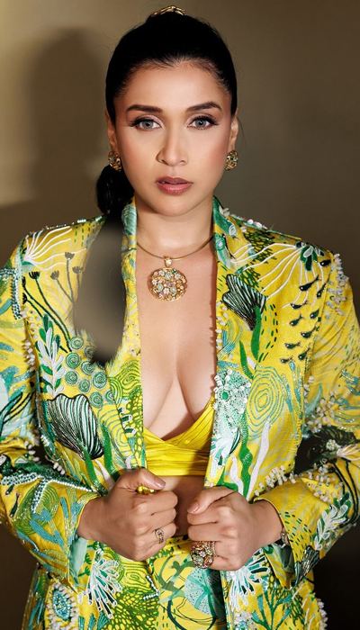 Ultra-Hot and Stylish Shoot of Mannara Chopra