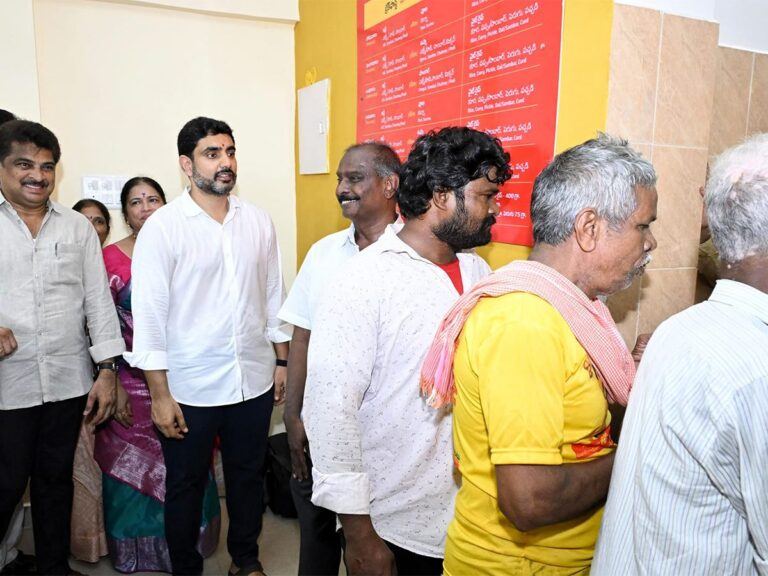 nara-lokesh-anna-canteen-que