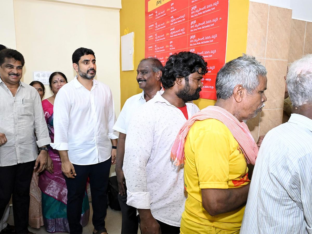 nara-lokesh-anna-canteen-que