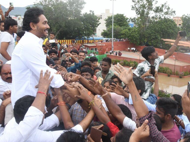Bizarre: Slogans & Jagan Smiling At Victims