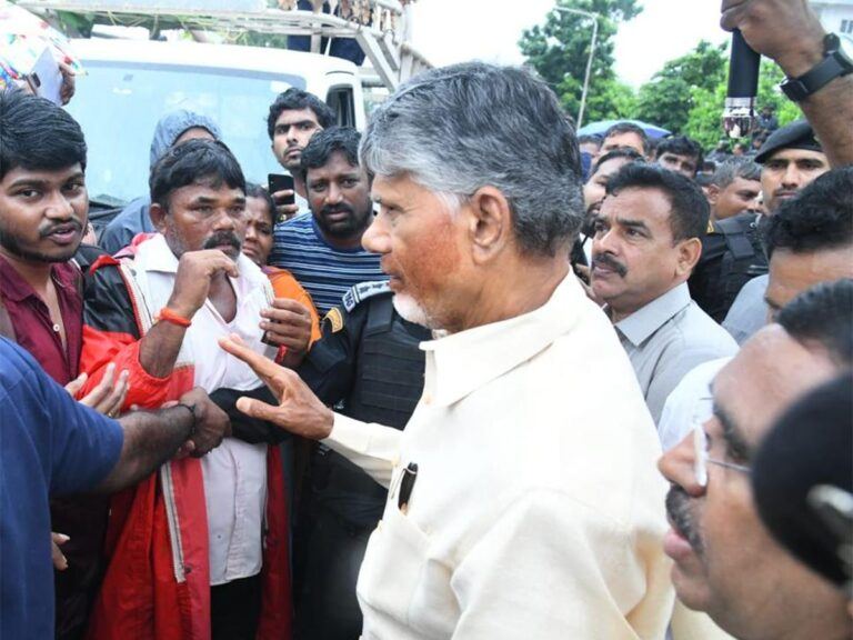 chandrababu-naidu-meets-flood-victims