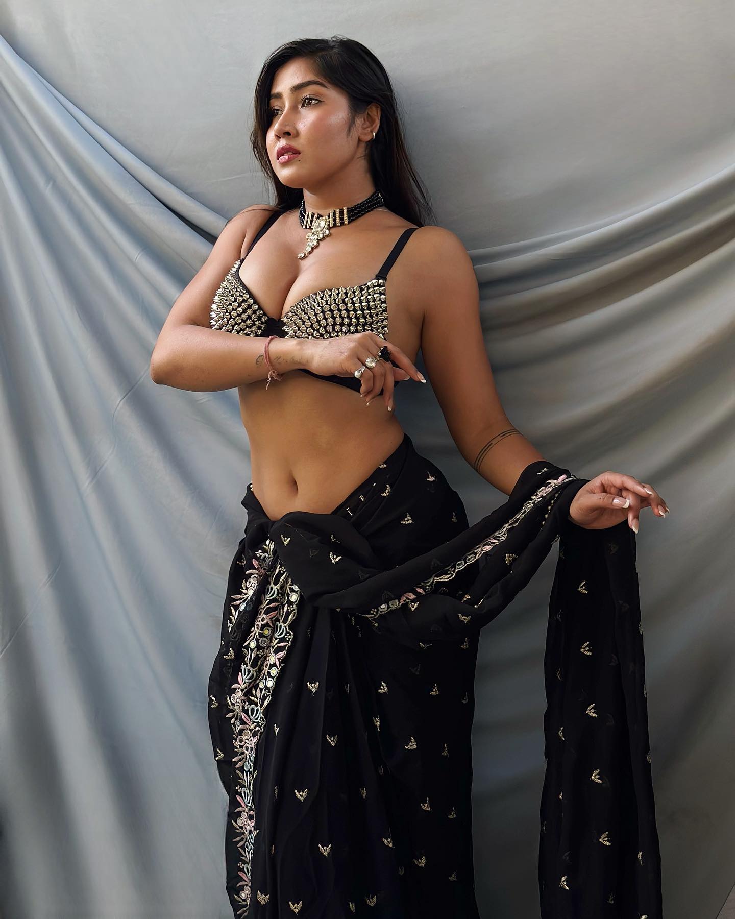Hot in Black: Sofia Ansari Sizzles in Saree