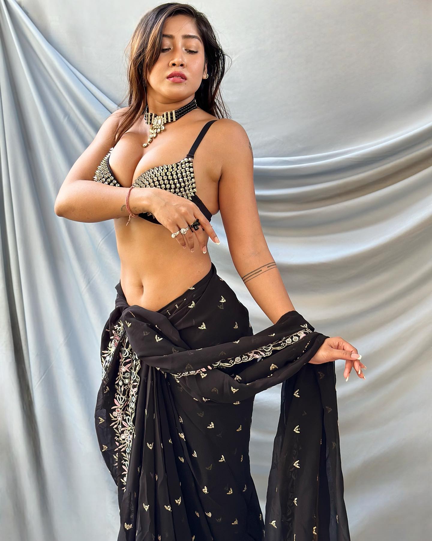 Hot in Black: Sofia Ansari Sizzles in Saree