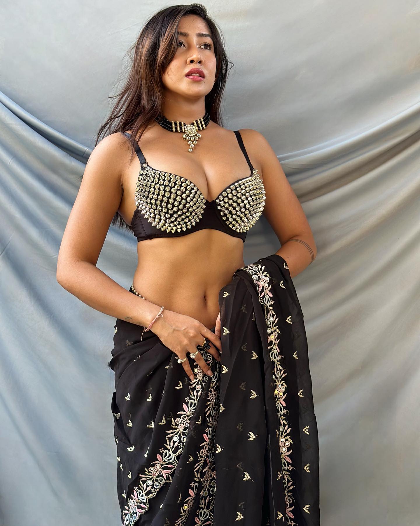 Hot in Black: Sofia Ansari Sizzles in Saree