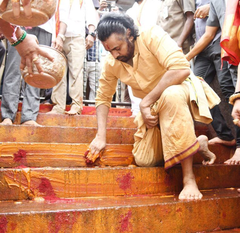 pawan-kalyan-kanaka-durga-temple-steps-cleaning
