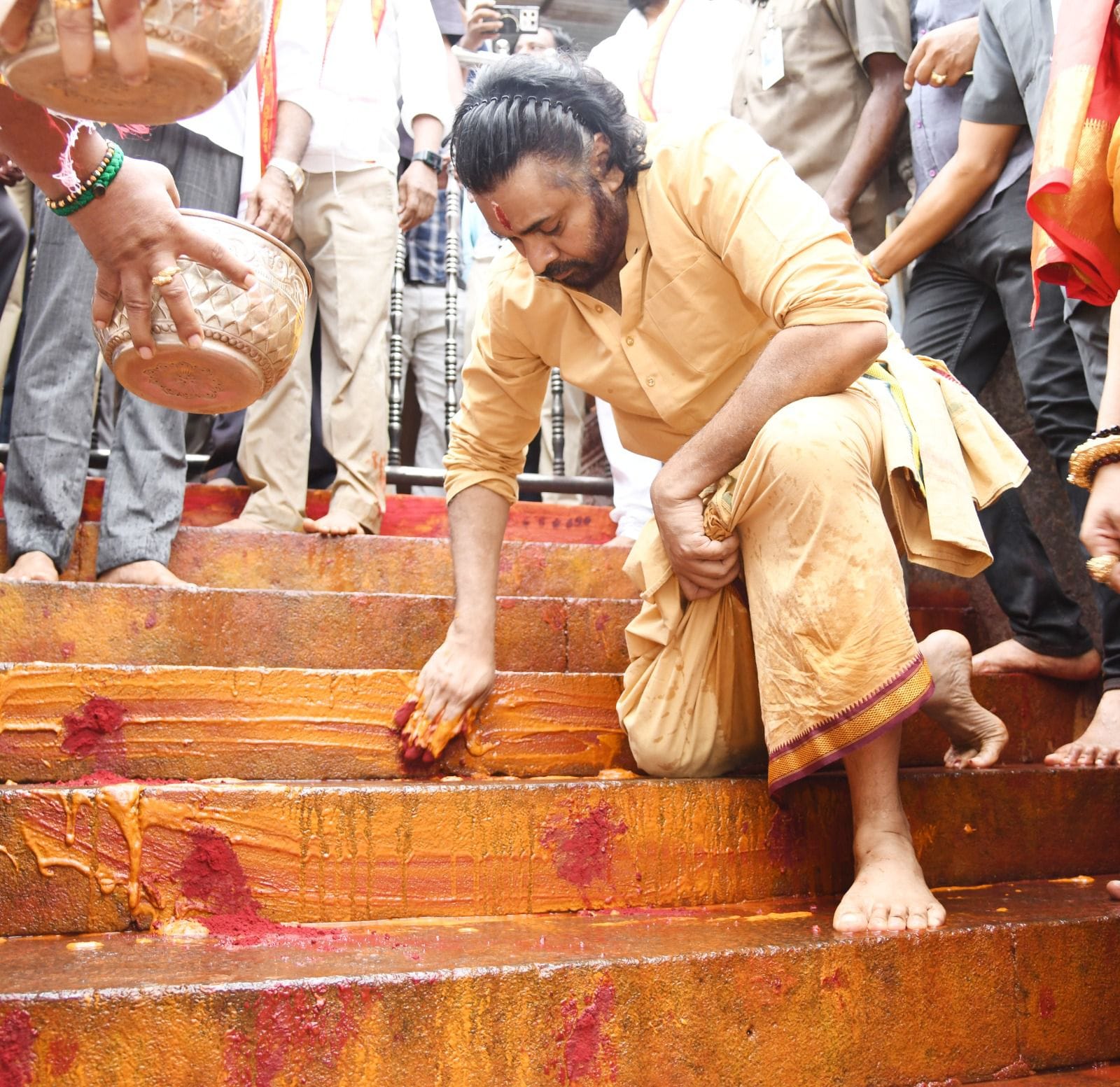 pawan-kalyan-kanaka-durga-temple-steps-cleaning