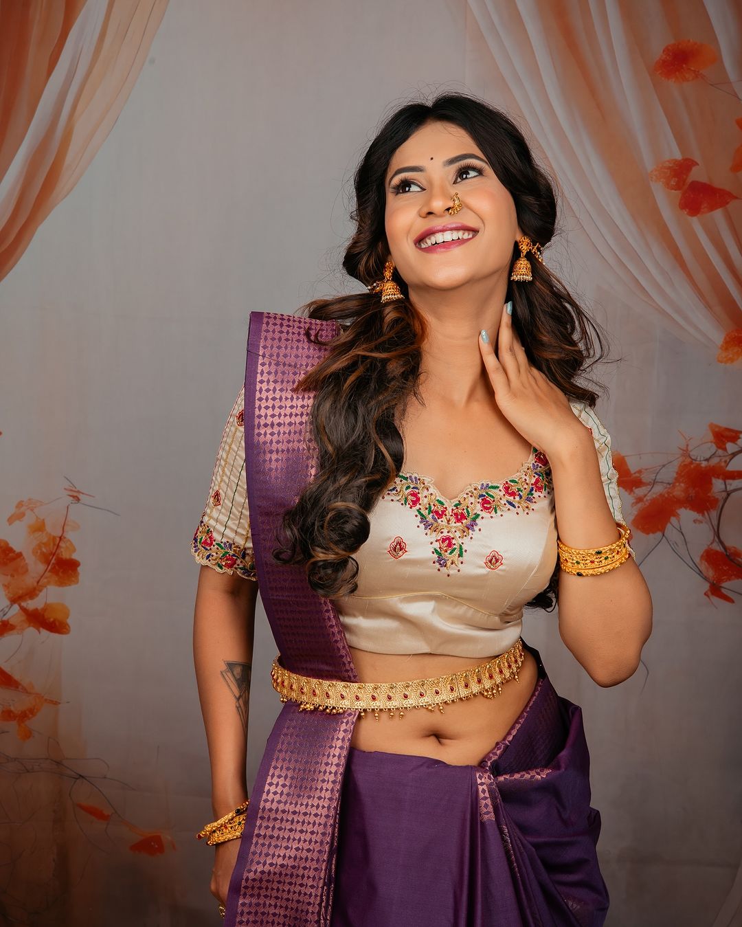 Navel Tease: Nakshatra Naina Knows How!