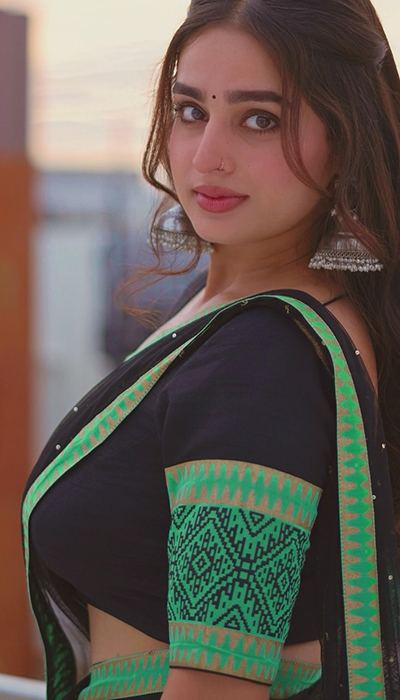 ayesha-khan-stunning-in-half-saree