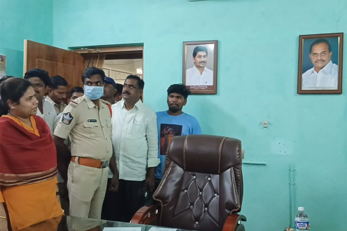 bhuma-akhila-priya-fires-on-vijaya-dairy-chairman