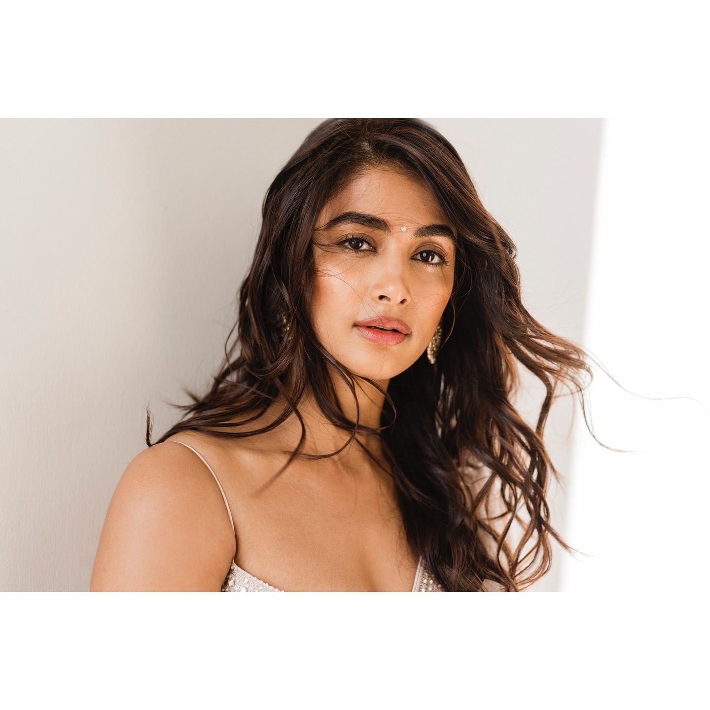 Hot and Tempting Pooja Hegde Shows Off in Silver Saree