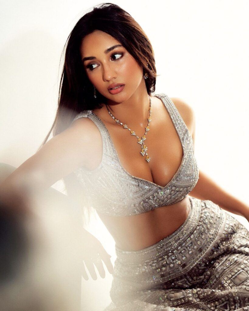 Viral: Exposing Saree—Bollywood Ruining Culture?