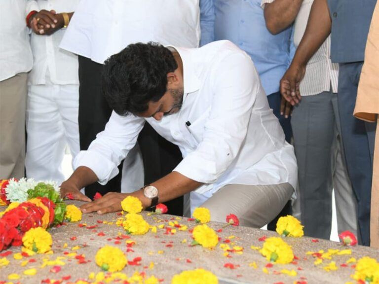 jagans-swathimuthyam-drama--ysrs-grave