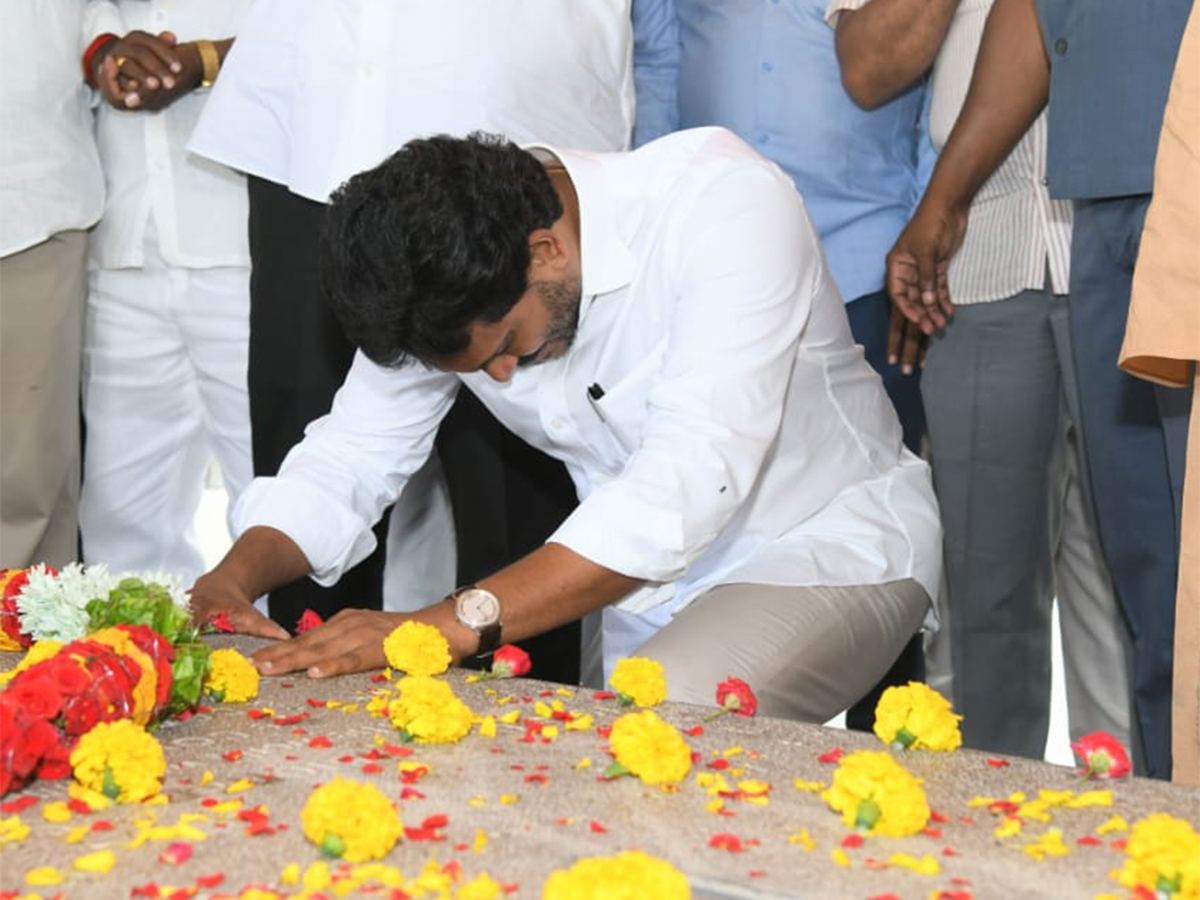 jagans-swathimuthyam-drama--ysrs-grave