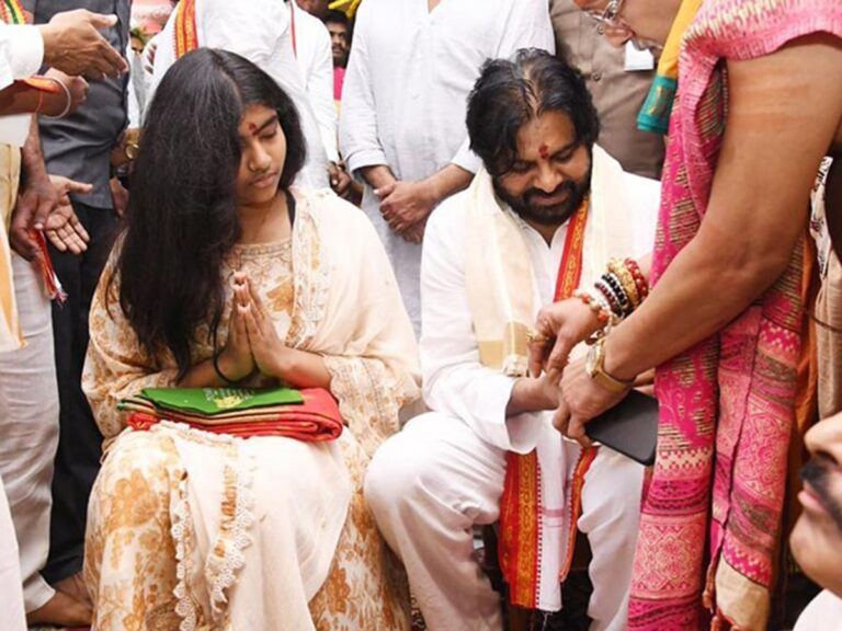 Pawan Kalyan And Daughter Aadhya Visited Kanaka-Durgamma Temple