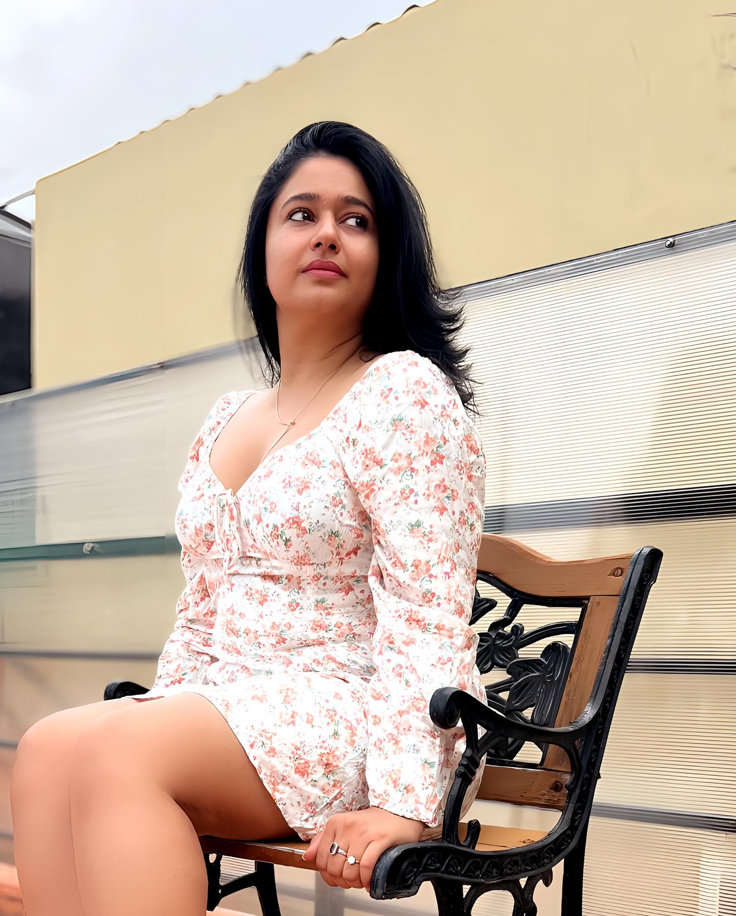 Poonam Bajwa Flaunts Her Hot Thighs!