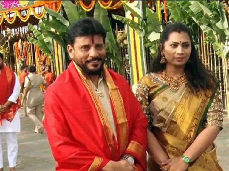 Romantic Couple in Tirumala... Duvvada Srinivas, Divvela Madhuri!