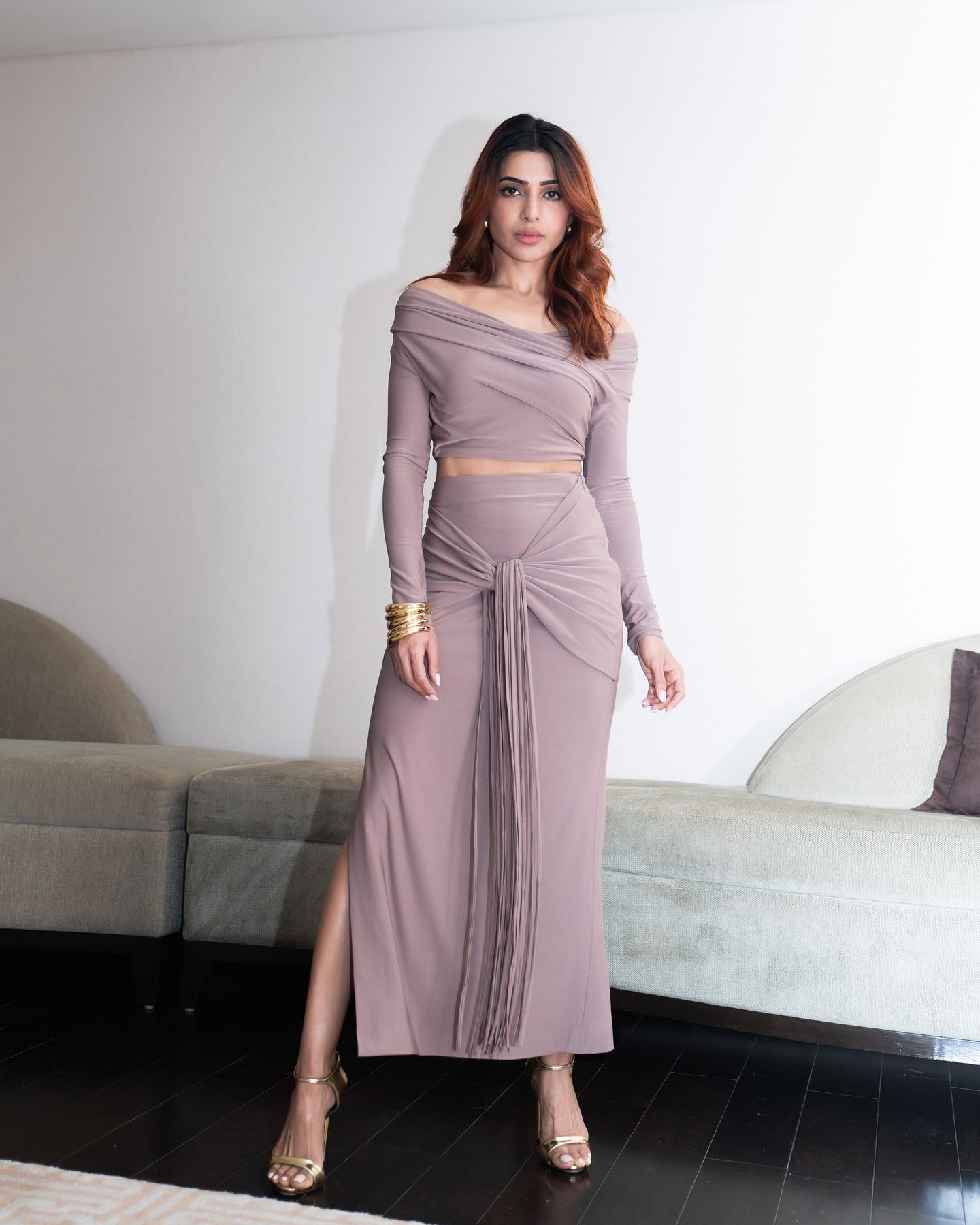 Samantha’s Stunning Off-Shoulder Style!