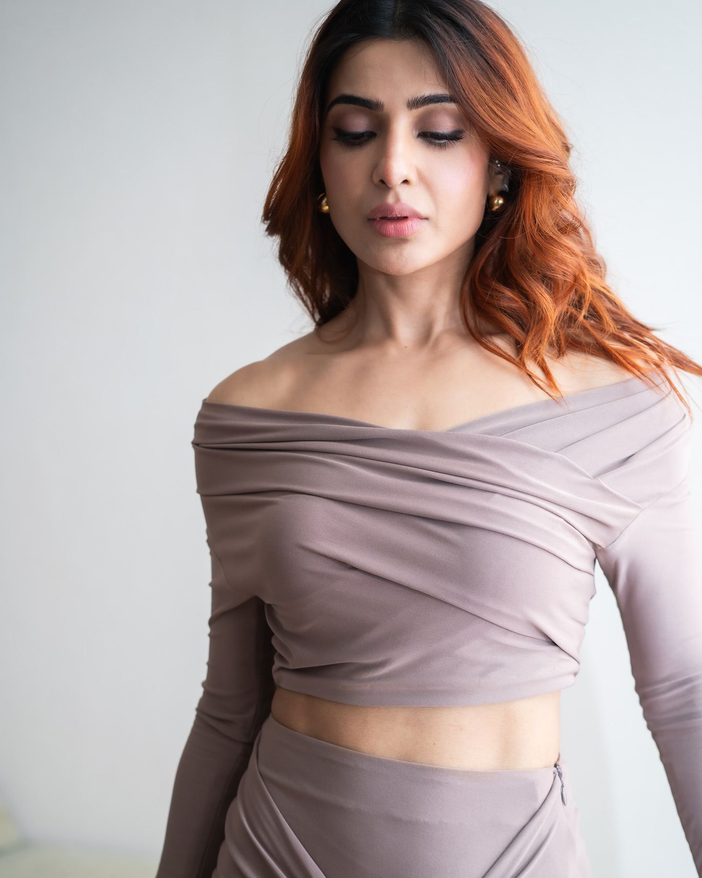 Samantha’s Stunning Off-Shoulder Style!