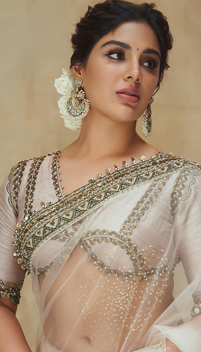 samyuktha-menon-exudes-charm-like-a-queen