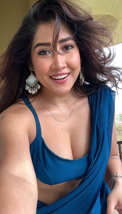 Hot Outdoor Saree Looks of Sofia Ansari