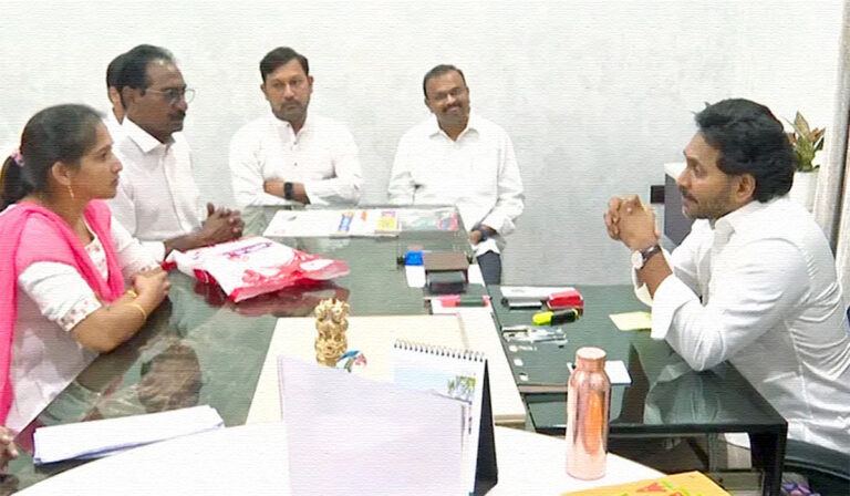 Intruri Ravikiran wife