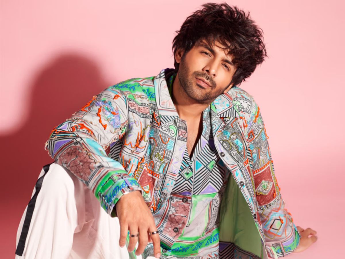 karthik-aaryan Mocks Superstars
