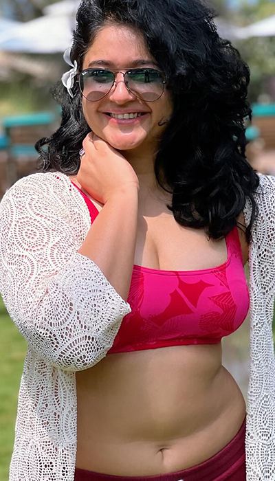 poonam-bajwa-red-hot-and-sensual-vibes