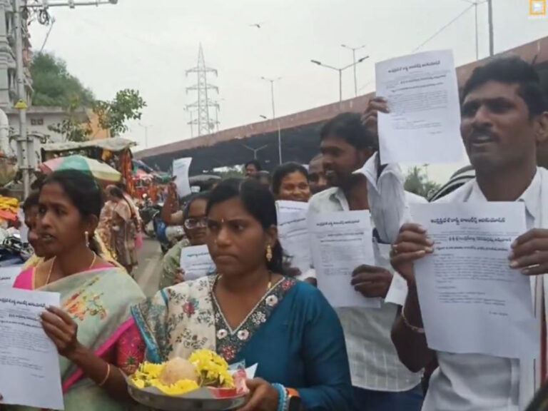 volunteers-in-durga-temple